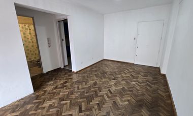 AMPLIO DEPARTAMENTO DE 2 AMBIENTES CON BALCON SOBRE AVENIDA LIBERTADOR EN VENTA. VICENTE LOPEZ