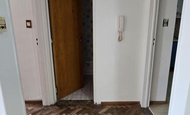 AMPLIO DEPARTAMENTO DE 2 AMBIENTES CON BALCON SOBRE AVENIDA LIBERTADOR EN VENTA. VICENTE LOPEZ