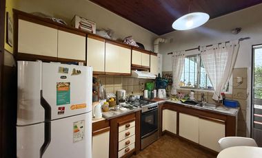 PH casa tres ambientes con patio a la venta en Bernal