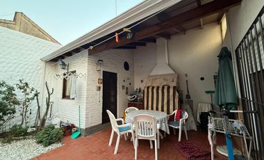 PH casa tres ambientes con patio a la venta en Bernal