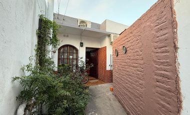 PH casa tres ambientes con patio a la venta en Bernal