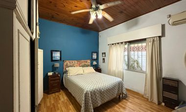 PH casa tres ambientes con patio a la venta en Bernal