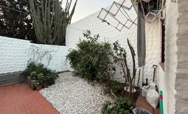 PH casa tres ambientes con patio a la venta en Bernal