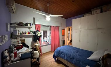 PH casa tres ambientes con patio a la venta en Bernal