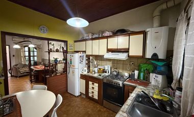 PH casa tres ambientes con patio a la venta en Bernal