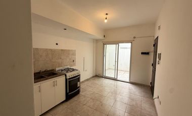 Departamento dos ambientes planta baja con patio en alquiler en Wilde