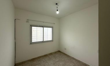 Departamento dos ambientes planta baja con patio en alquiler en Wilde