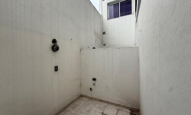 Departamento dos ambientes planta baja con patio en alquiler en Wilde