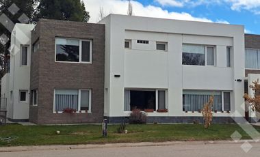 VENTA CASA 4 Dormitorios, con piscina, cochera y quincho. COMAHUE GOLF, NEUQUEN