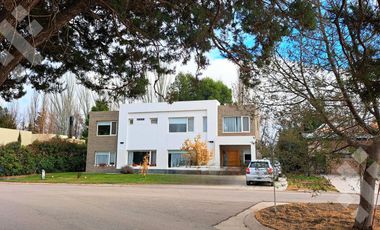 VENTA CASA 4 Dormitorios, con piscina, cochera y quincho. COMAHUE GOLF, NEUQUEN