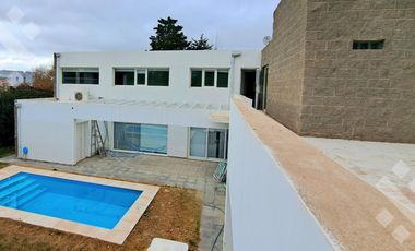 VENTA CASA 4 Dormitorios, con piscina, cochera y quincho. COMAHUE GOLF, NEUQUEN
