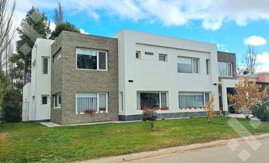 VENTA CASA 4 Dormitorios, con piscina, cochera y quincho. COMAHUE GOLF, NEUQUEN