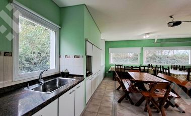 VENTA CASA 4 Dormitorios, con piscina, cochera y quincho. COMAHUE GOLF, NEUQUEN