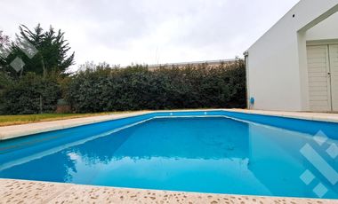 VENTA CASA 4 Dormitorios, con piscina, cochera y quincho. COMAHUE GOLF, NEUQUEN