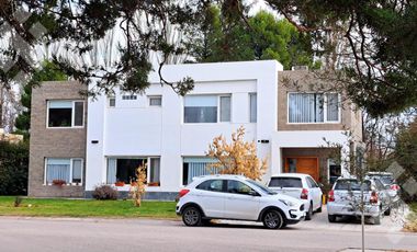 VENTA CASA 4 Dormitorios, con piscina, cochera y quincho. COMAHUE GOLF, NEUQUEN