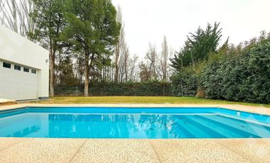 VENTA CASA 4 Dormitorios, con piscina, cochera y quincho. COMAHUE GOLF, NEUQUEN
