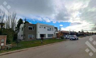 VENTA CASA 4 Dormitorios, con piscina, cochera y quincho. COMAHUE GOLF, NEUQUEN