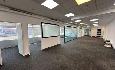 Oficina en alquiler - 260 m2 - 2 cocheras - Vista al dique - Puerto Madero.