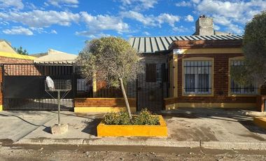 Casa en venta - 6 Dormitorios 5 Baños - Cochera - 337,98Mts2 - Viedma, Río Negro