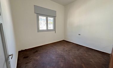 !!VDO EXCELENTE CASA 2 DORM. CON COCHERA Y PATIO B° PARQUE SAN VICENTE!!