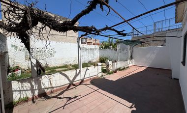 !!VDO EXCELENTE CASA 2 DORM. CON COCHERA Y PATIO B° PARQUE SAN VICENTE!!