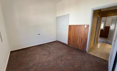 !!VDO EXCELENTE CASA 2 DORM. CON COCHERA Y PATIO B° PARQUE SAN VICENTE!!