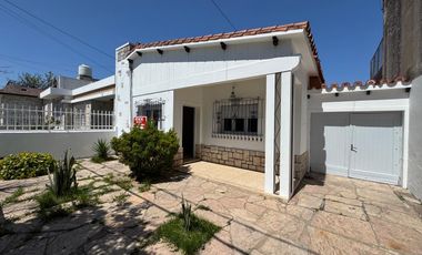 !!VDO EXCELENTE CASA 2 DORM. CON COCHERA Y PATIO B° PARQUE SAN VICENTE!!