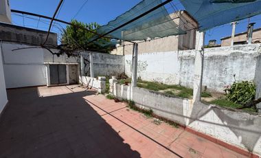 !!VDO EXCELENTE CASA 2 DORM. CON COCHERA Y PATIO B° PARQUE SAN VICENTE!!