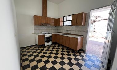 !!VDO EXCELENTE CASA 2 DORM. CON COCHERA Y PATIO B° PARQUE SAN VICENTE!!