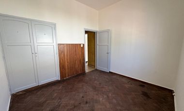 !!VDO EXCELENTE CASA 2 DORM. CON COCHERA Y PATIO B° PARQUE SAN VICENTE!!