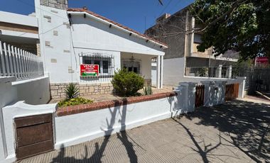 !!VDO EXCELENTE CASA 2 DORM. CON COCHERA Y PATIO B° PARQUE SAN VICENTE!!