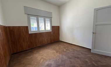!!VDO EXCELENTE CASA 2 DORM. CON COCHERA Y PATIO B° PARQUE SAN VICENTE!!