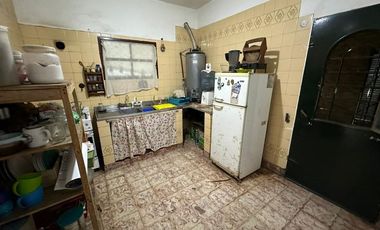 Casa en venta - 2 Dormitorios 2 Baños - Cochera - 390Mts2 - Glew, Almirante Brown