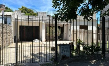 Casa en venta - 2 Dormitorios 2 Baños - Cochera - 390Mts2 - Glew, Almirante Brown