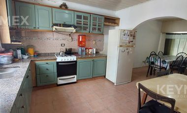 VENTA 2 CASAS CON COCHERA Y LOCAL COMERCIAL EN ISIDRO CASANOVA