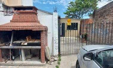 VENTA 2 CASAS CON COCHERA Y LOCAL COMERCIAL EN ISIDRO CASANOVA