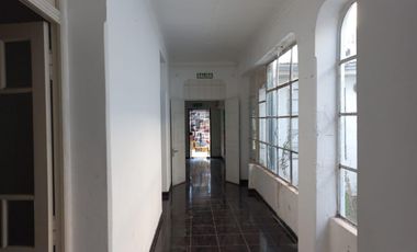 CASA EN ZONA COMERCIAL