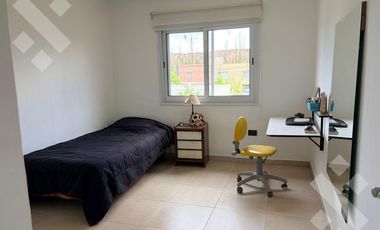 Alquiler Casa 4 dormis   pileta   cochera  - B° Fulcinitti - Centenario