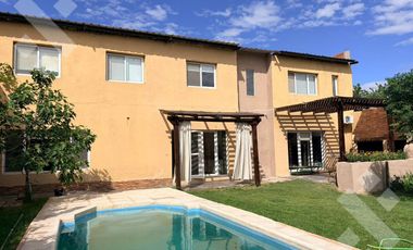 Alquiler Casa 4 dormis   pileta   cochera  - B° Fulcinitti - Centenario