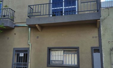 Monoambiente en alquiler - Saenz Peña - 1er piso por escalera