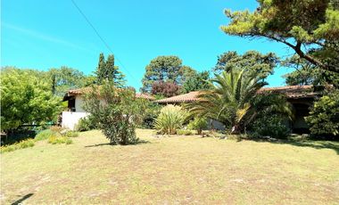 Gesell - Venta Amplio Chalet 5 amb + Casa 2 amb zona residencial ,