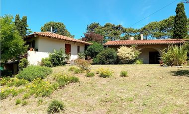 Gesell - Venta Amplio Chalet 5 amb + Casa 2 amb zona residencial ,