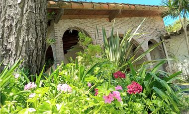 Gesell - Venta Amplio Chalet 5 amb + Casa 2 amb zona residencial ,