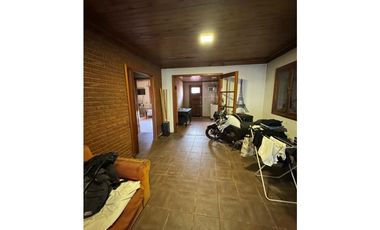 Chalet + departamento fondo zona colinas