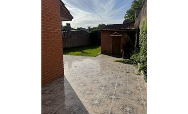 Chalet + departamento fondo zona colinas