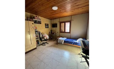 Chalet + departamento fondo zona colinas