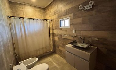 VENTA CASA CON JARDIN Y PILETA RICARDONE