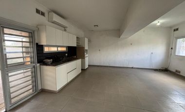 VENTA CASA CON JARDIN Y PILETA RICARDONE