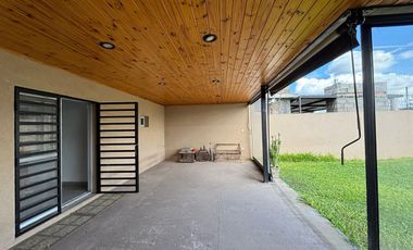 VENTA CASA CON JARDIN Y PILETA RICARDONE