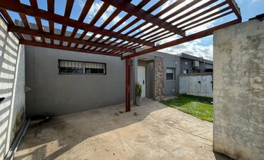 VENTA CASA CON JARDIN Y PILETA RICARDONE